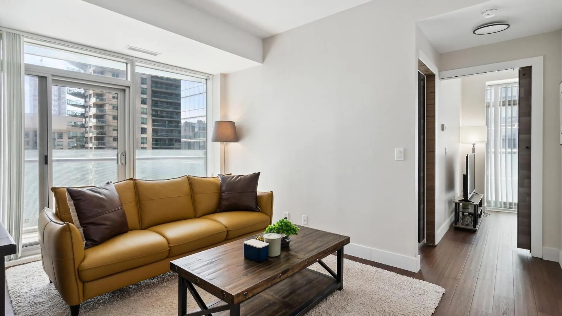 2Bd Modern Condo Steps From The Cn Tower location