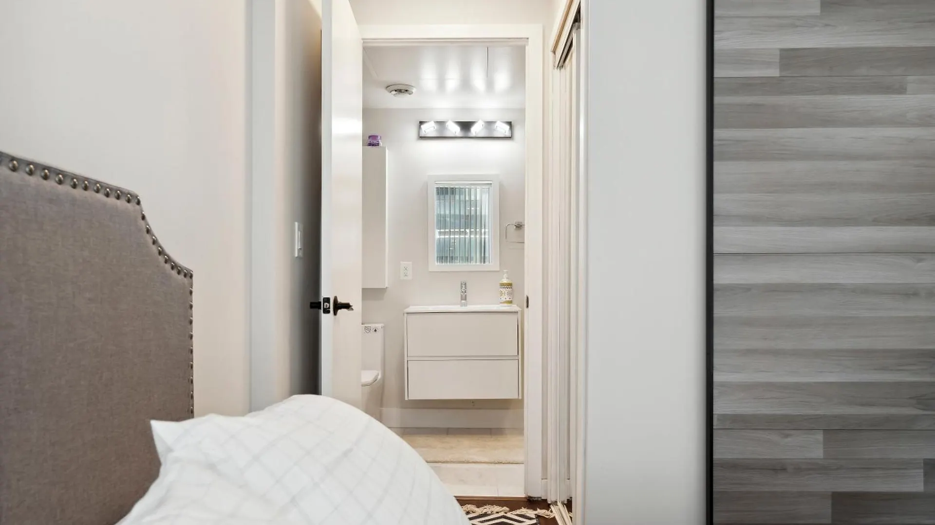 Apartment 2Bd Modern Condo Steps From The Cn Tower Toronto Canada