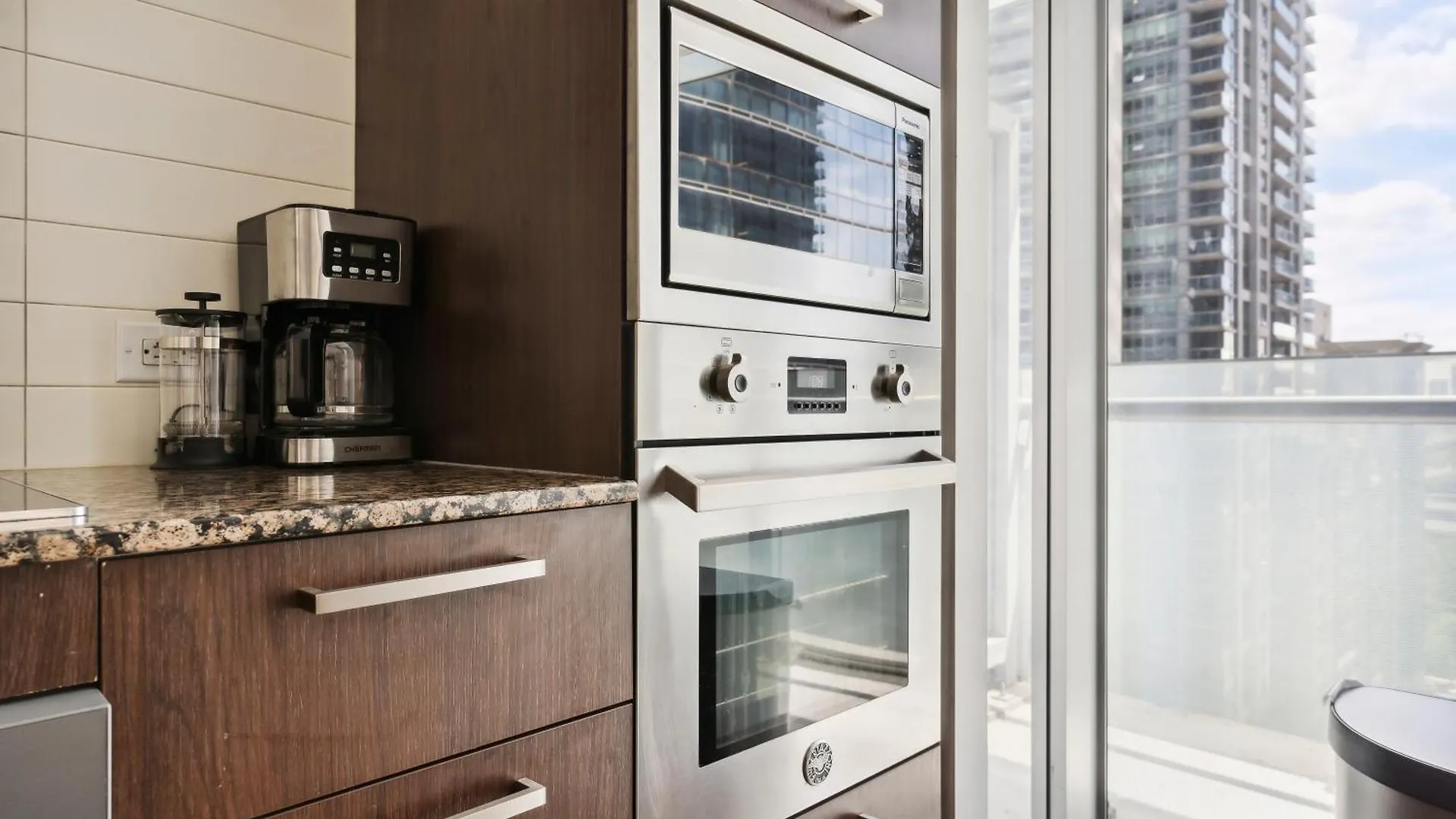 2Bd Modern Condo Steps From The Cn Tower Toronto Canada